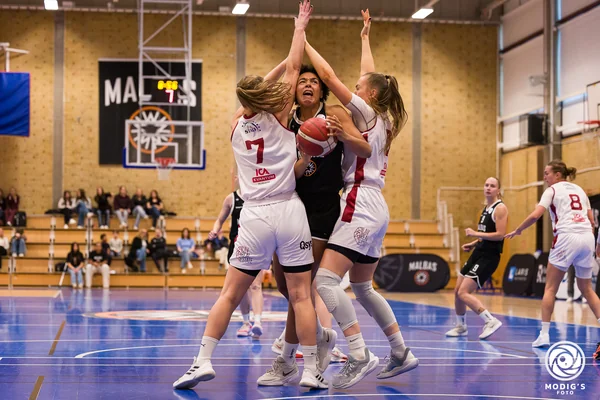 00, Julianna Okosun, Center