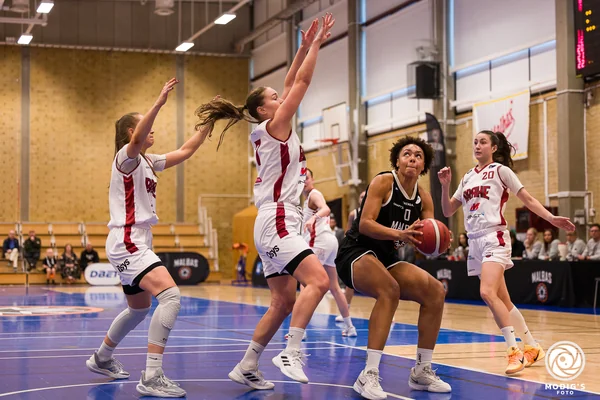 00, Julianna Okosun, Center