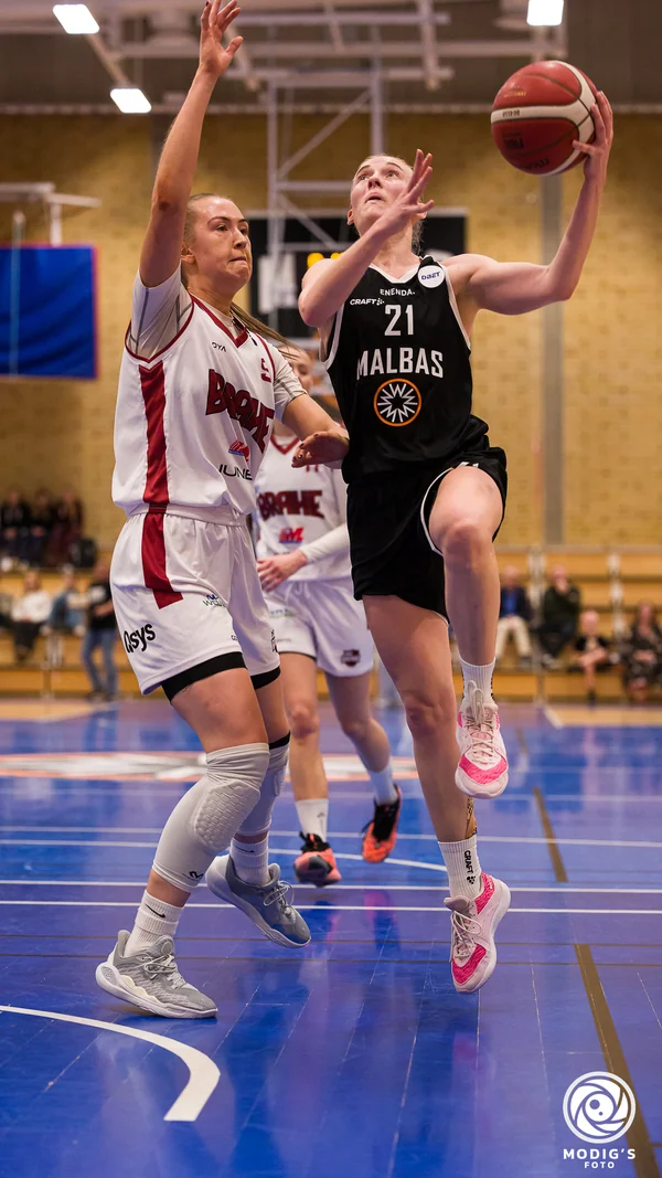 21, Anna Seilund, Guard