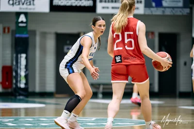 Henny Heiene Tveteraas (25) och Helena Lüll (2)